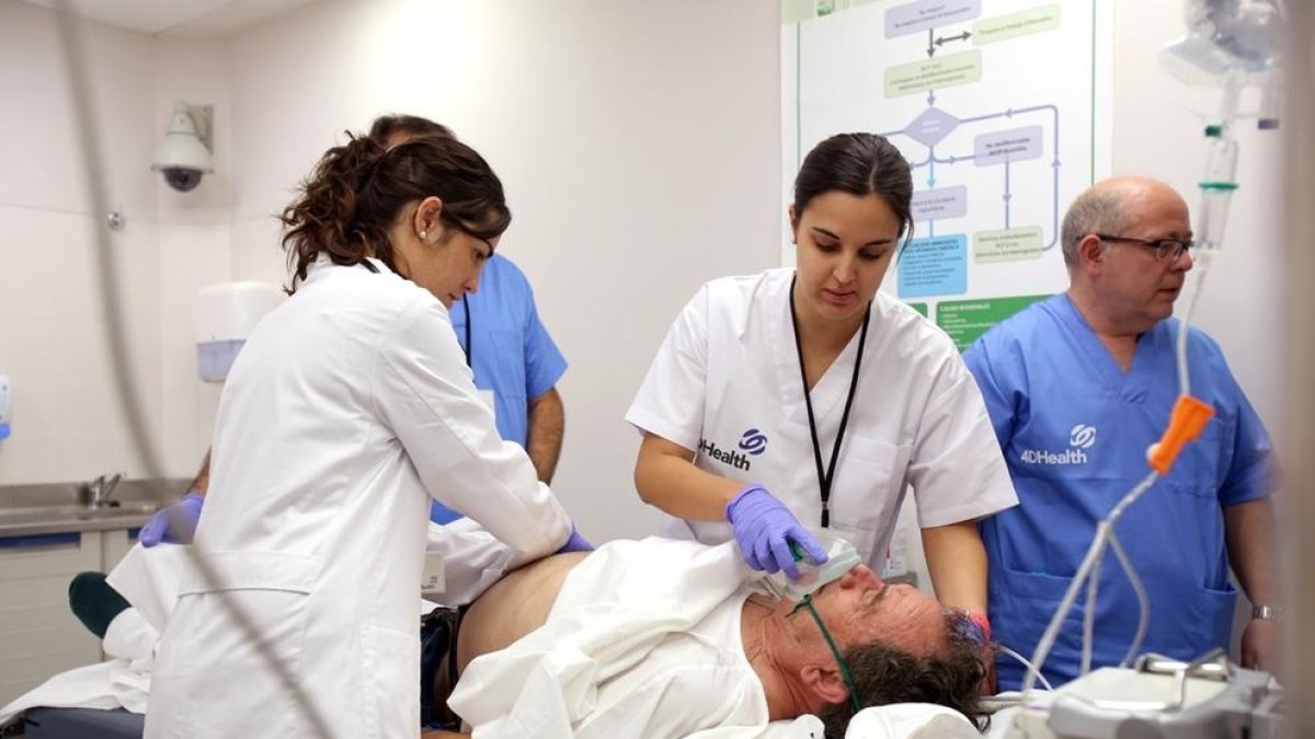 Estudiantes de enfermería haciendo prácticas en el Arnau.