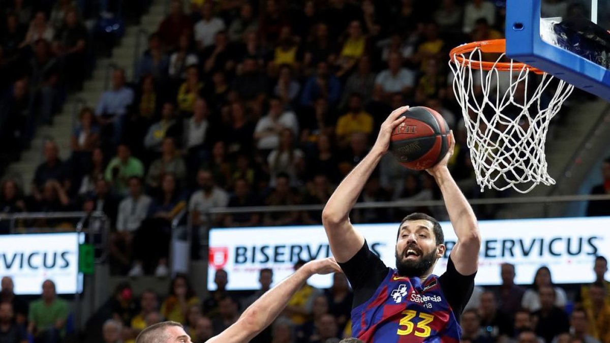Mirotic supera a varios jugadores del Iberostar Tenerife.
