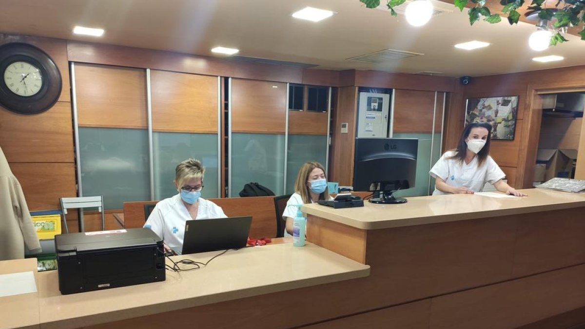 Personal sanitario, ayer en la recepción del hotel Nastasi.