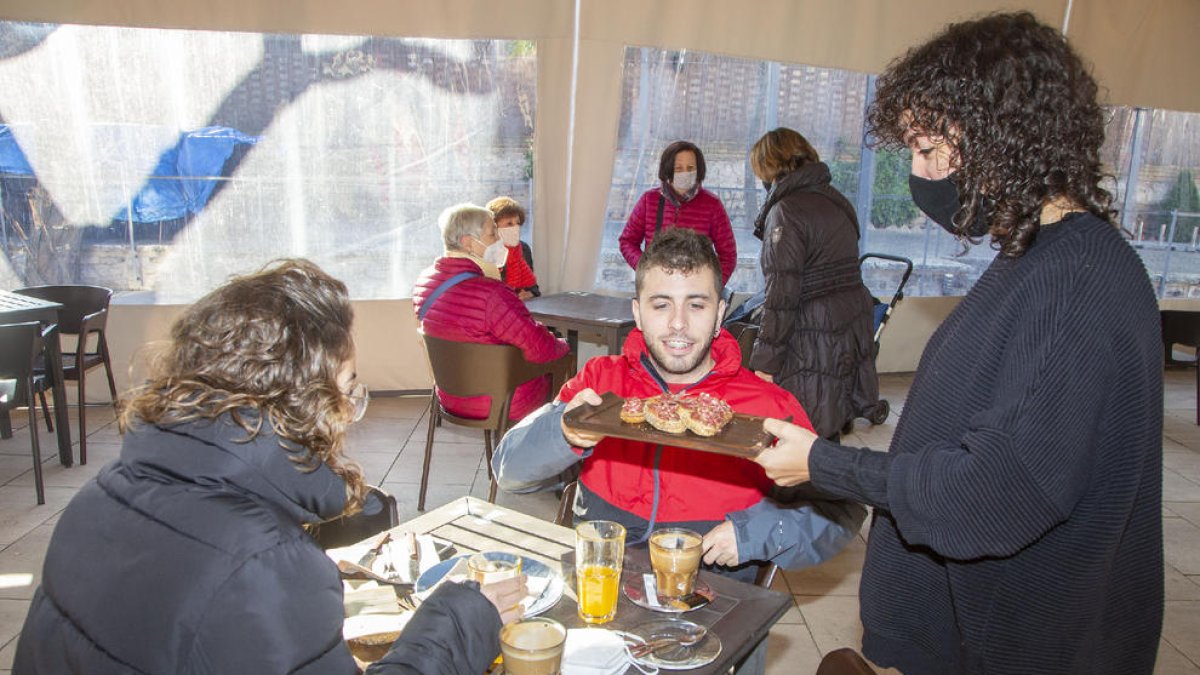 Imagen de una comida en un bar de Tàrrega, donde se permite un máximo de 4 personas por mesa.