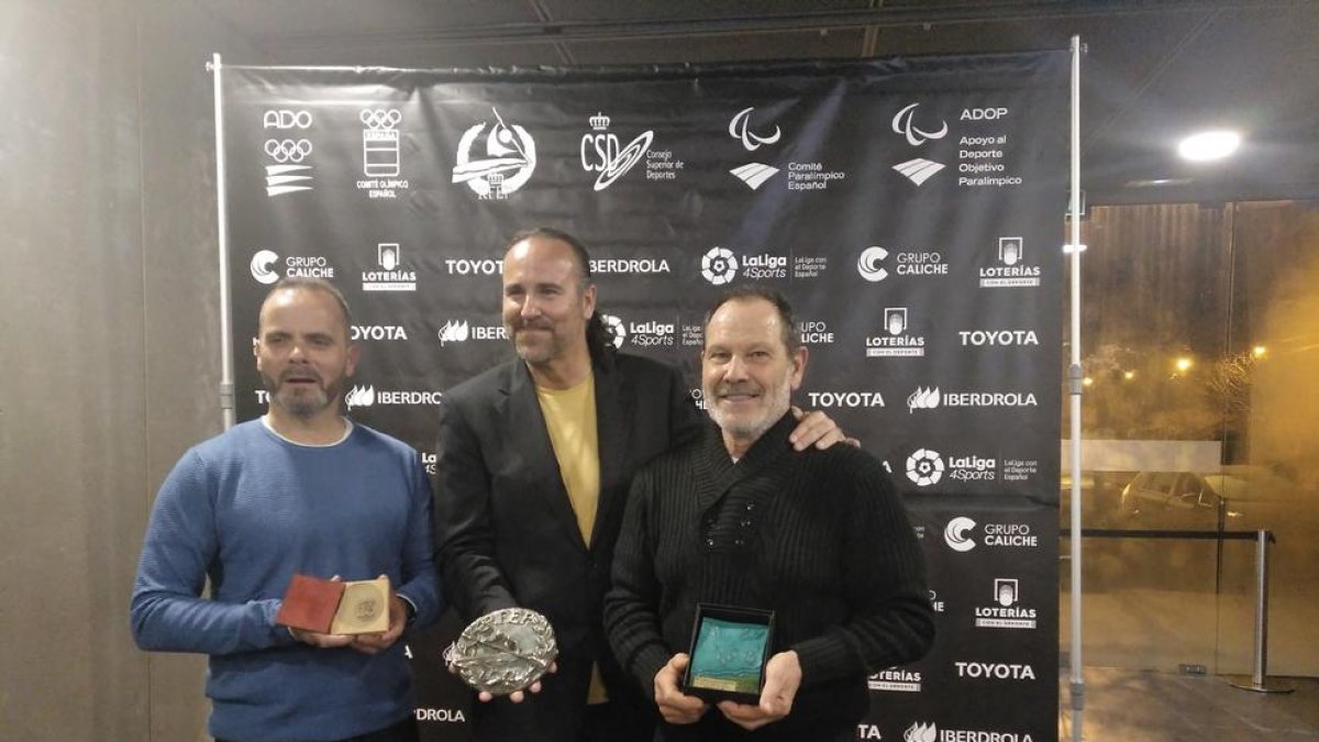 Representantes de los tres clubes premiados.