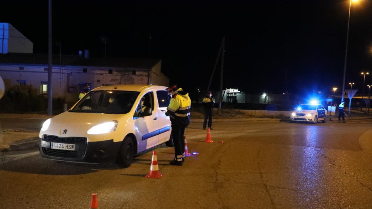 Imagen de controles de los Mossos d’Esquadra en Lleida por el confinamiento nocturno.