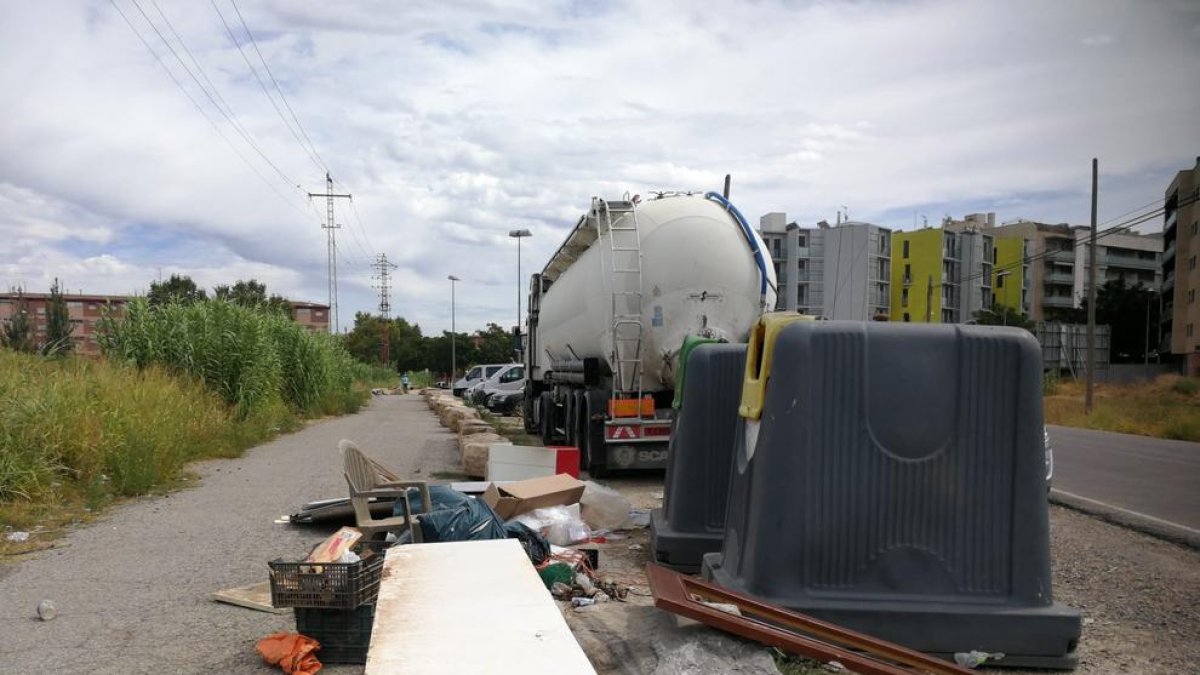 Denuncien els abocaments reiterats de residus al camí de la Mariola