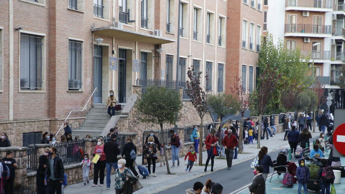 Alumnos y padres ayer a la salida del colegio Episcopal.