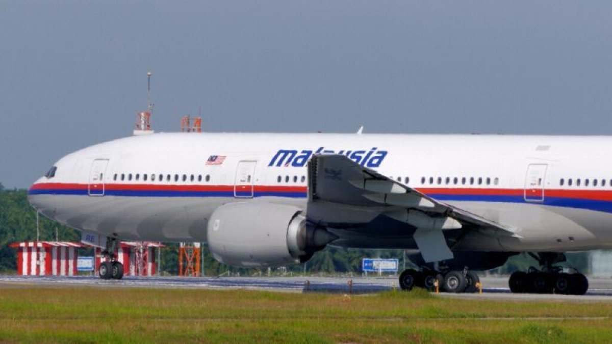 Un avión de Malaysia Airlines desapareció en el océano Índico con 227 pasajeros y 12 tripulantes.