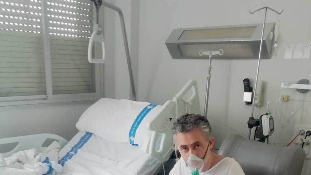 Carles Alberdi, dibujando en el hospital.