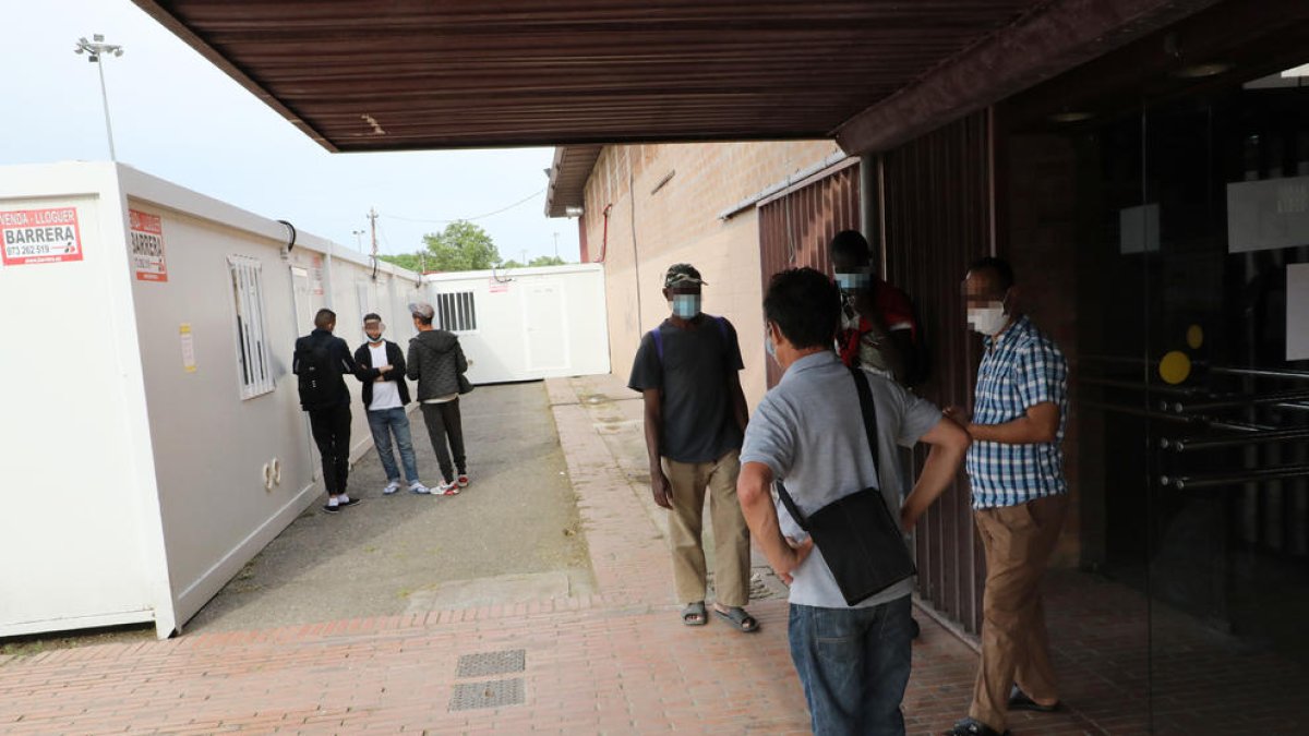 Un grup de persones esperen ser ateses a l’entrada del pavelló 3 de la Fira, ahir.