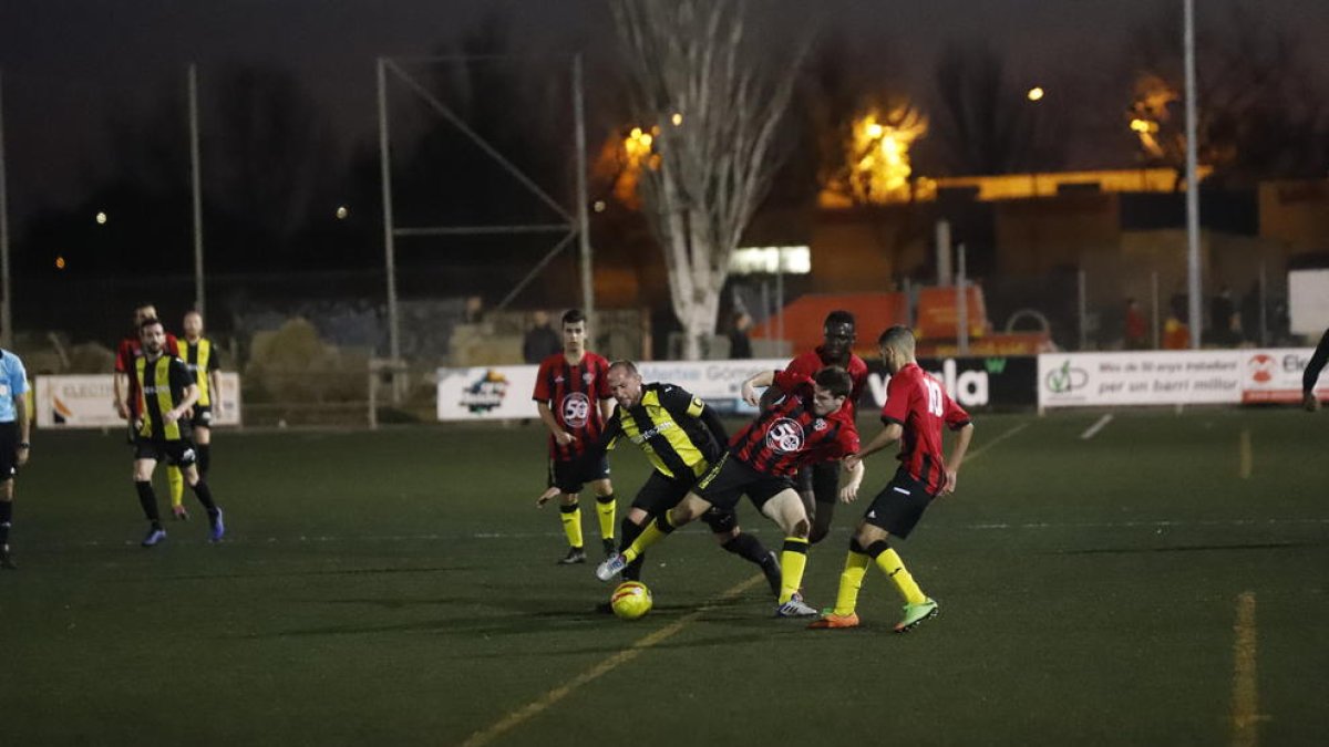 Un jugador del Pardinyes intenta controlar el balón ante cuatro miembros del Golmés.