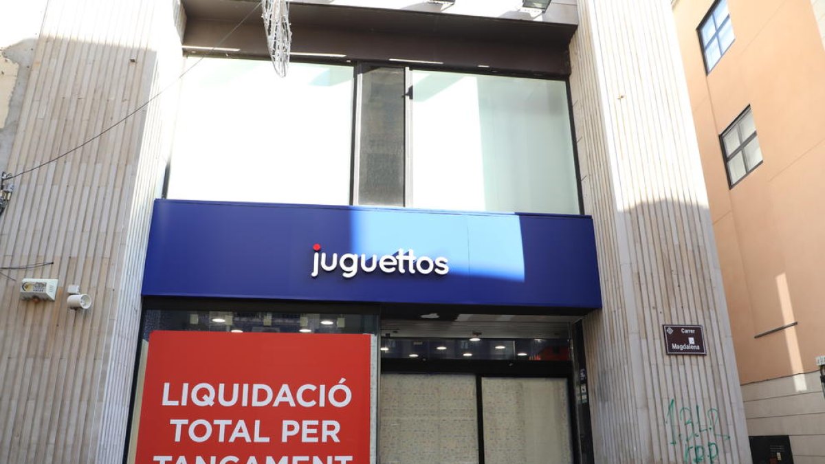 El edificio ya cuenta con el cartel de la juguetería.