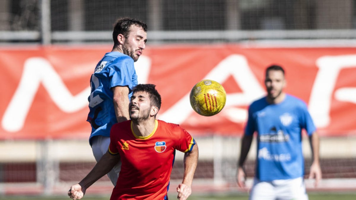 Un jugador de l’Alcarràs lluita en l’aire pel control de la pilota.