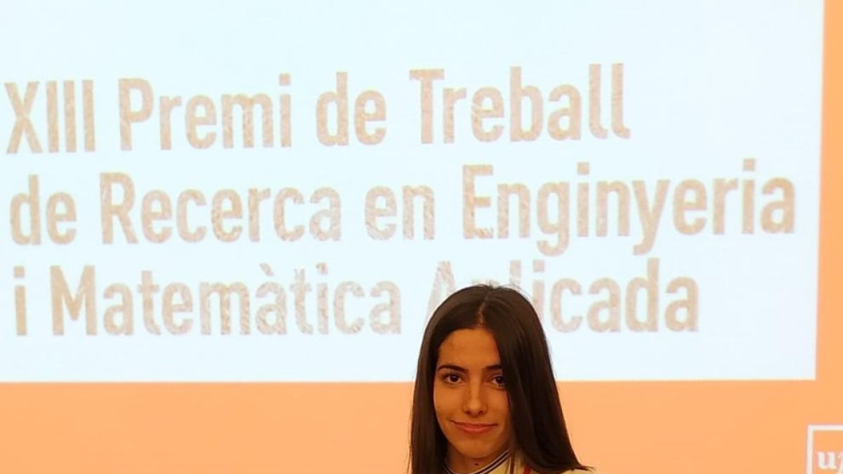 Ester Gil, amb el diploma atorgat per la Pompeu Fabra.