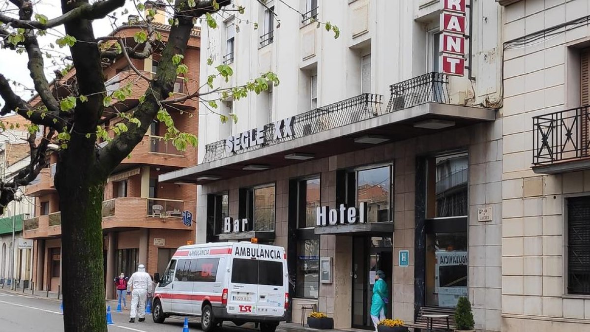 El momento en que se trasladaron los primeros pacientes del Hospital Comarcal al Hotel  Segle XX de Tremp.