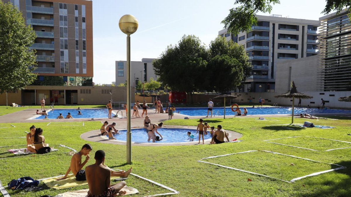 Imagen de las piscinas de Cappont ayer por la tarde con separadores en el suelo que garantizan los dos metros de distancia de seguridad.