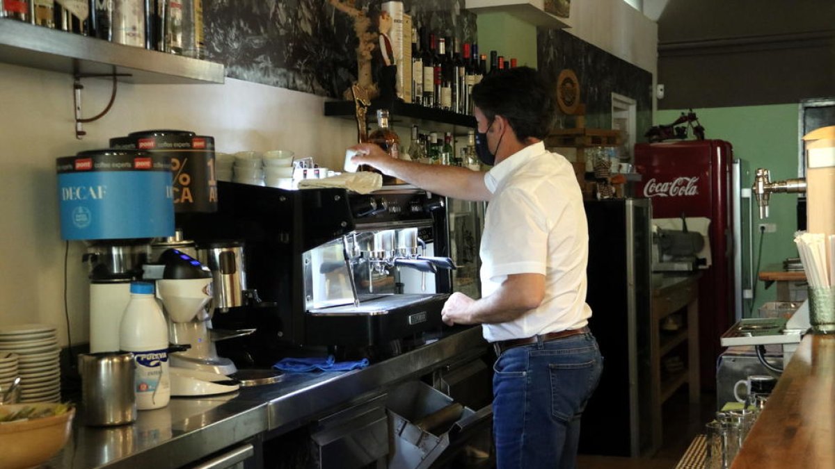 Molts autònoms, com l’hostaleria, s’enfronten als efectes devastadors de la crisi.