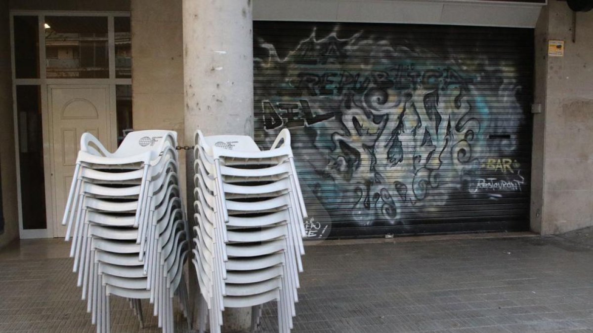 Un bar cerrado en Lleida.