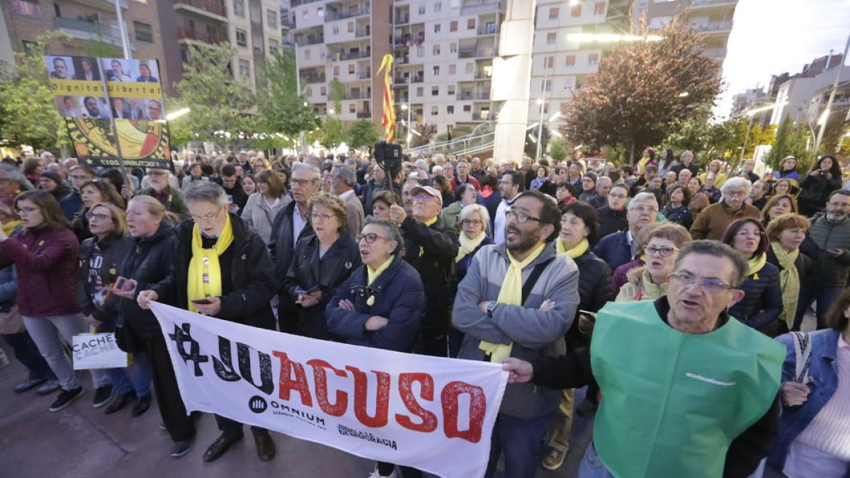 Lleida - Centenars de persones a la plaça Ricard Viñes de la capital van protestar contra la resolució de la Junta Electoral i van advocar per defensar el dret de Puigdemont, Comín i Ponsatí de presentar-se a les eleccions europees del 26-M.