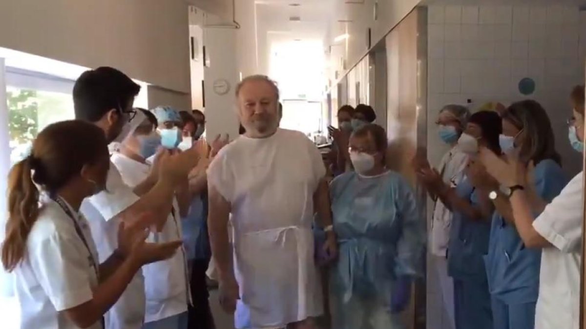 Aplaudiments dels sanitaris per acomiadar l’Isidro.