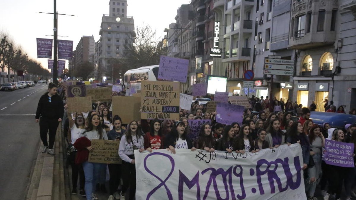 Milers de lleidatanes van sortir al carrer el 8-M a favor de la igualtat i en contra de la violència masclista.