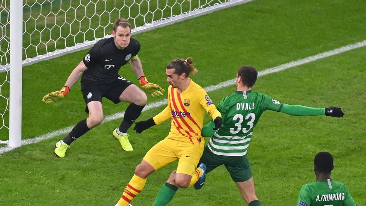 Griezmann pugna amb un defensa del Ferencváros.