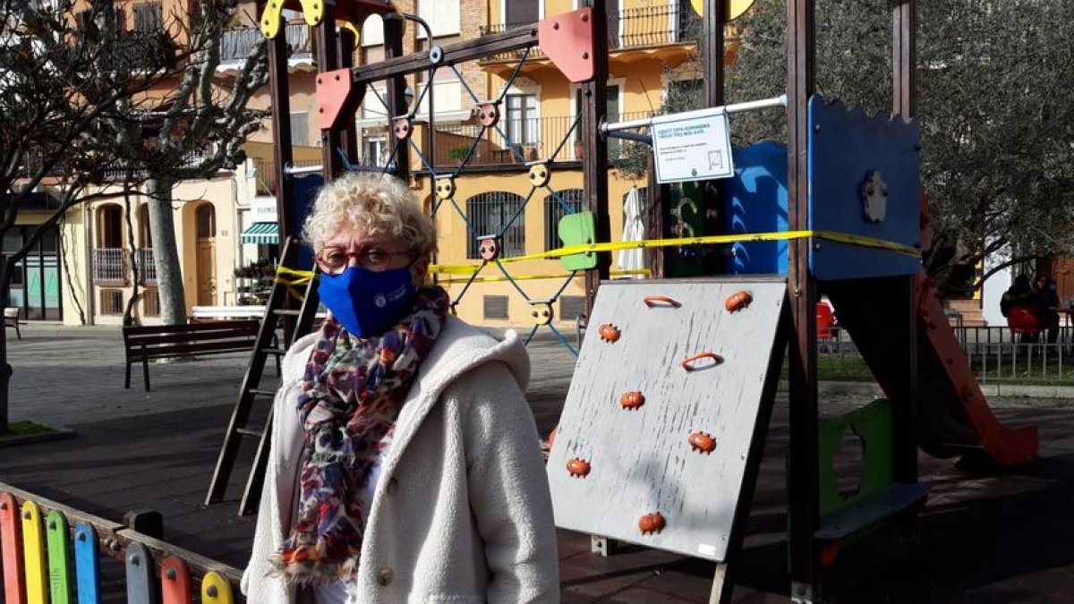 L’alcaldessa, Pilar Cases, davant un dels parcs infantils que s’han tancat.