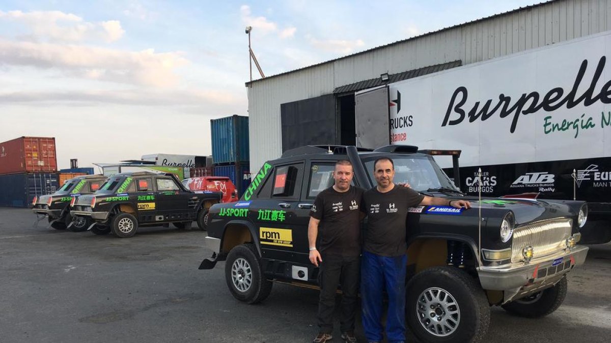 Els lleidatans Enric Martí i Jordi Esteve, al costat d’un dels vehicles a què donaran assistència.
