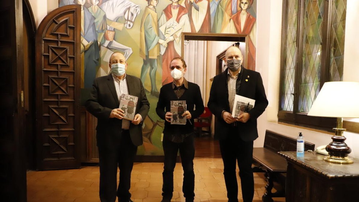 Antoni Gelonch, Francesc Canosa y Jaume Rutllant poco antes de la presentación del libro en la Paeria.
