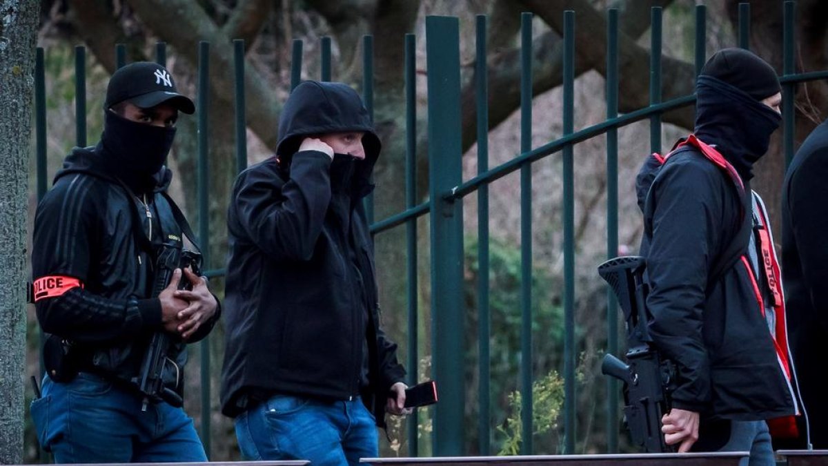Efectivos de seguridad en el lugar del apuñalamiento, ayer.