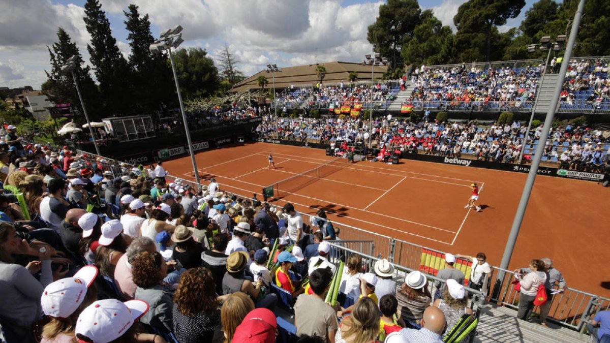 Vista general de la pista central del CT Lleida a vessar de públic amb 2.000 espectadors, el 2016, en l’eliminatòria Espanya-Itàlia.