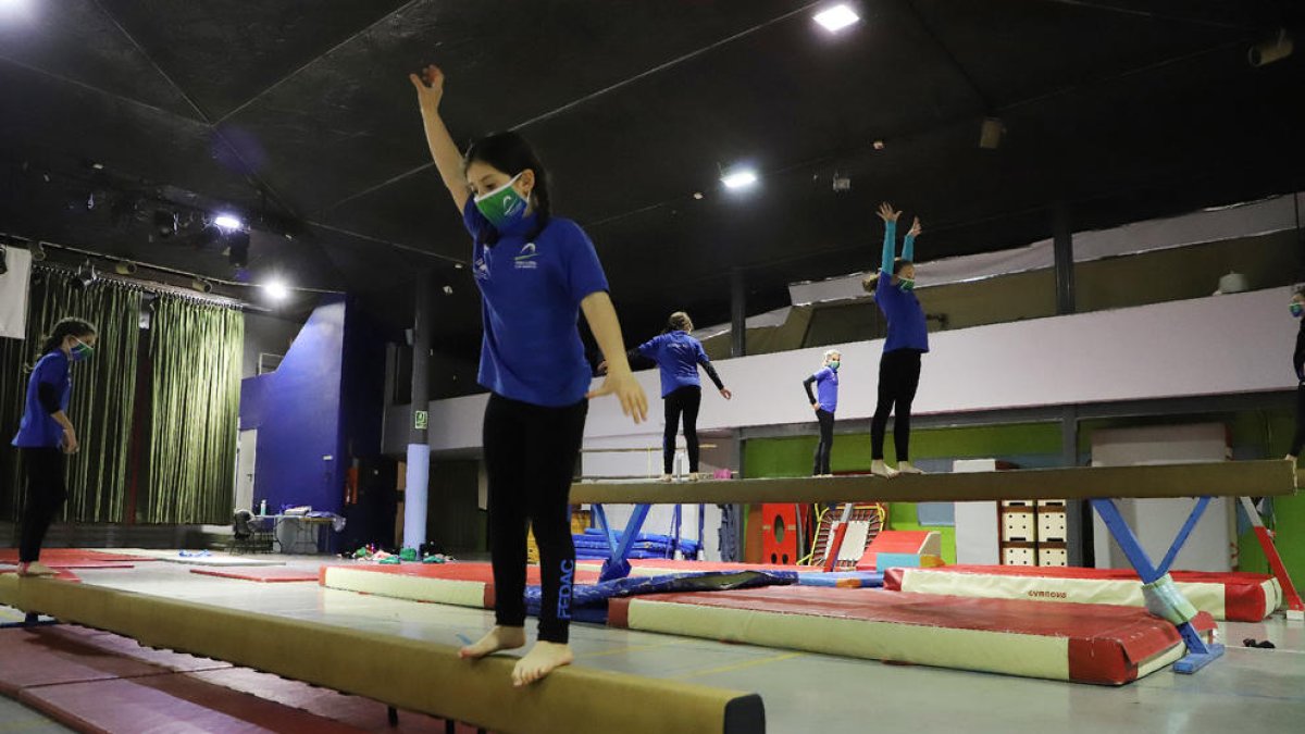 Les gimnastes del FEDAC, ahir, ultimant la preparació per al Campionat d’Espanya.