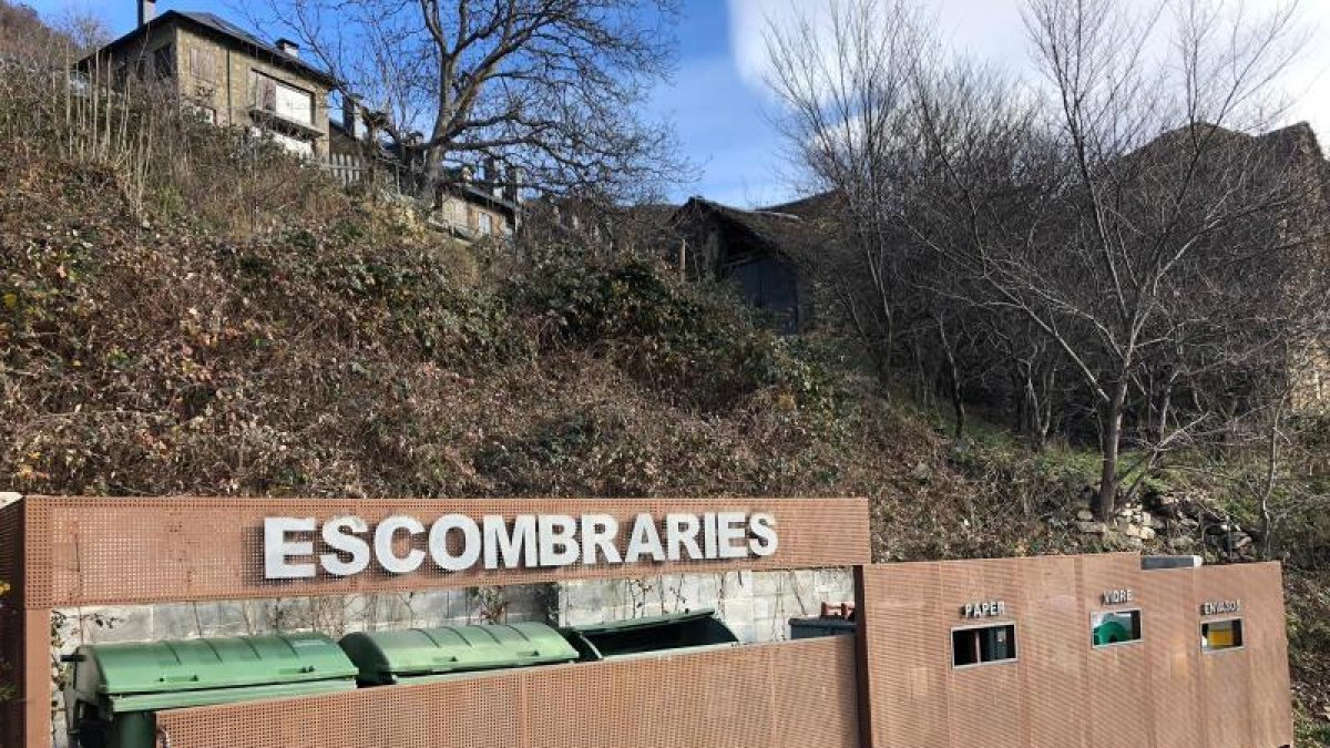 Imagen de un de los puntos de recogida de basura en Durro.