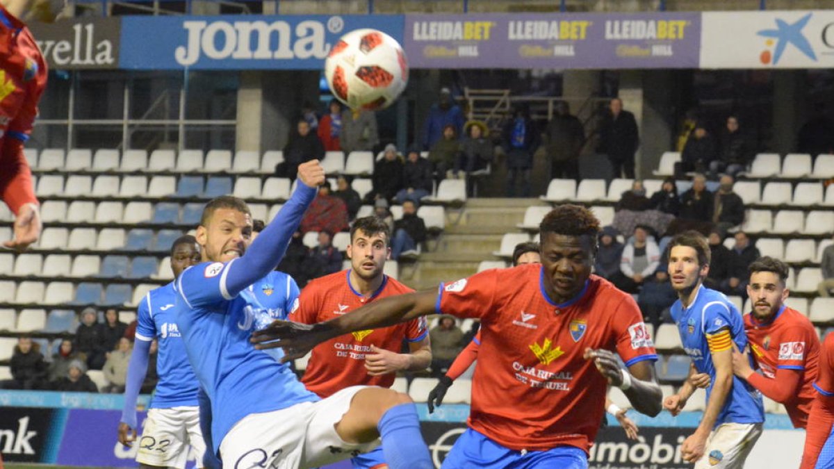 Tano intenta aclarir la pilota davant del jugador del Terol Peñaloza.