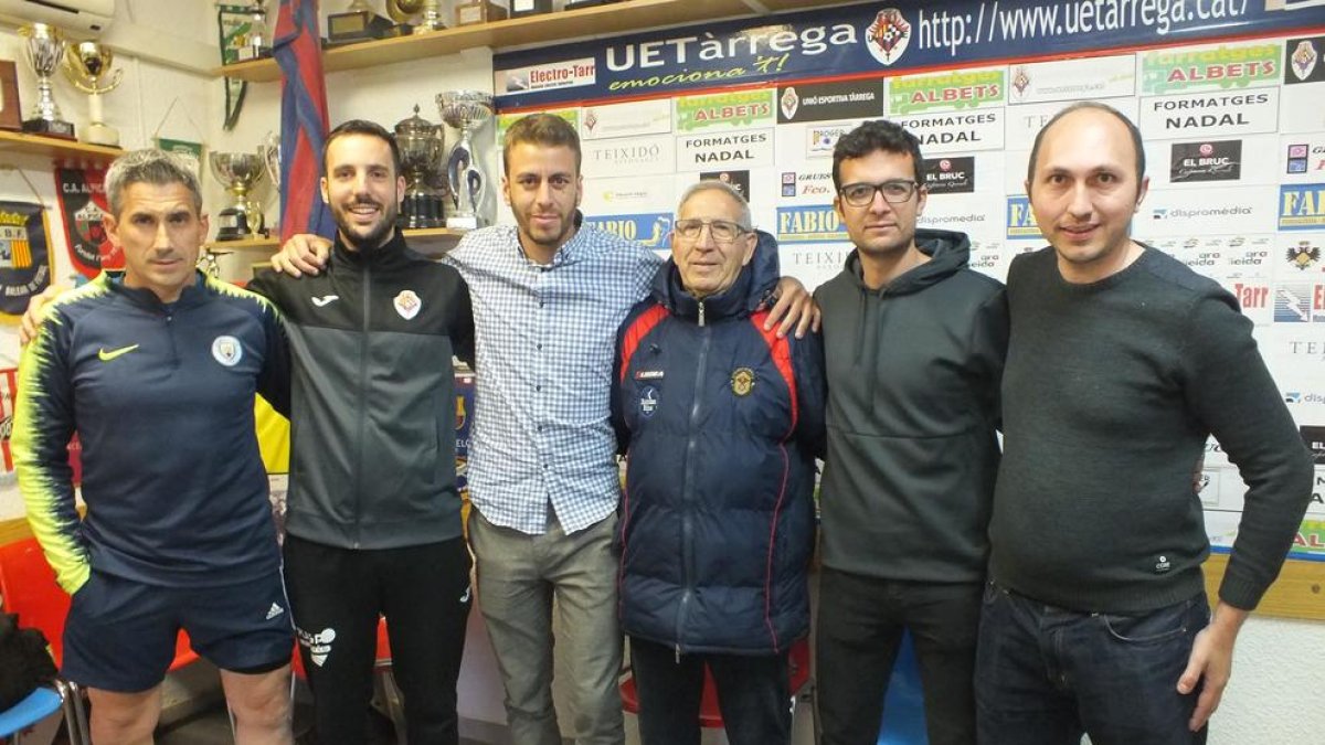 Edu Berrocal, tercer per l’esquerra, amb el cos tècnic.