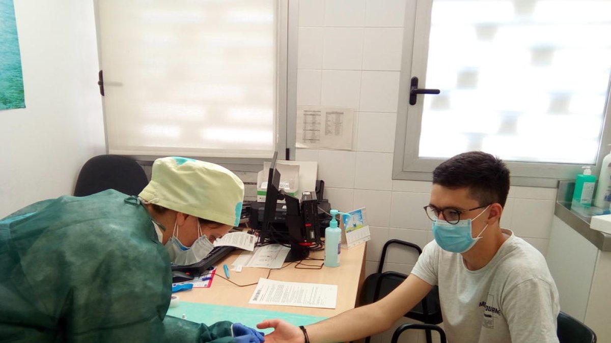 Imatge d’arxiu d’un lleidatà sotmetent-se a un test serològic.