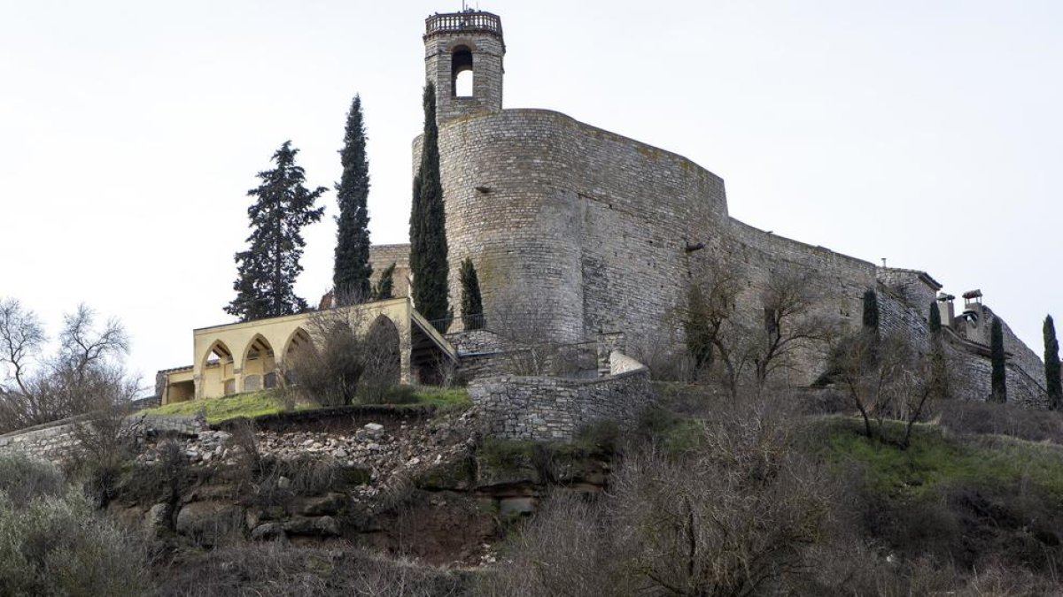 La roca que amenaza con desprenderse en el acceso a Hortoneda.