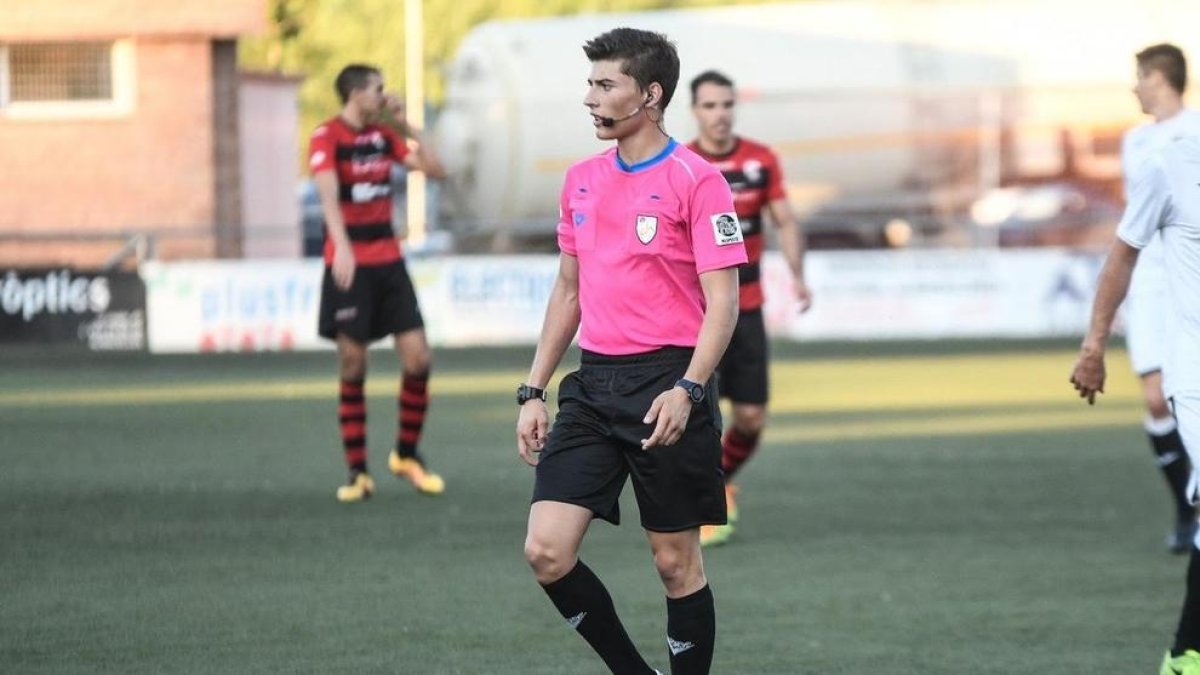 Joan Masip Vidal, en foto d’arxiu, dirigint un partit de la Copa Lleida a Almacelles.