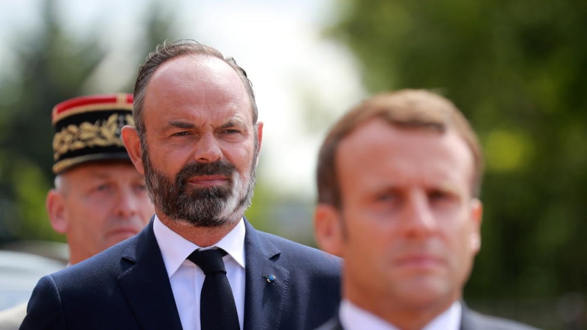 El primer ministro francés, Édouard Philippe (detrás), y el presidente del país, Emmanuel Macron.