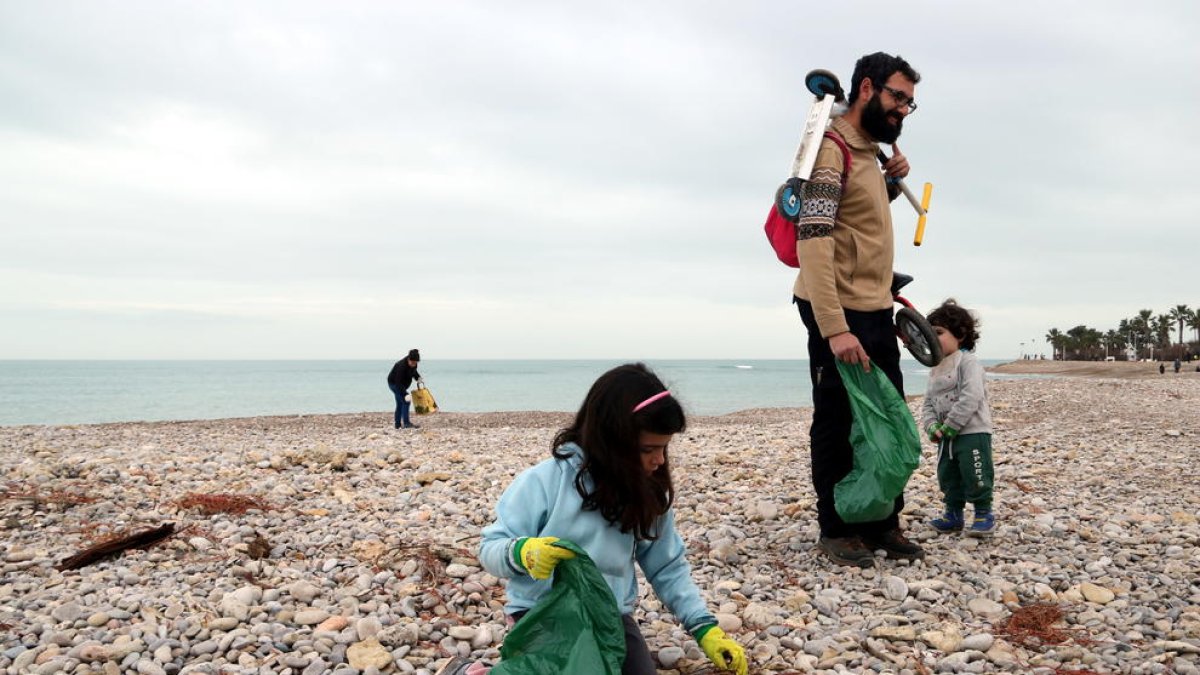 Familias limpiaron ayer las playas de Les Cases d’Alcanar, repletas de basura y plásticos tras ‘Gloria’.