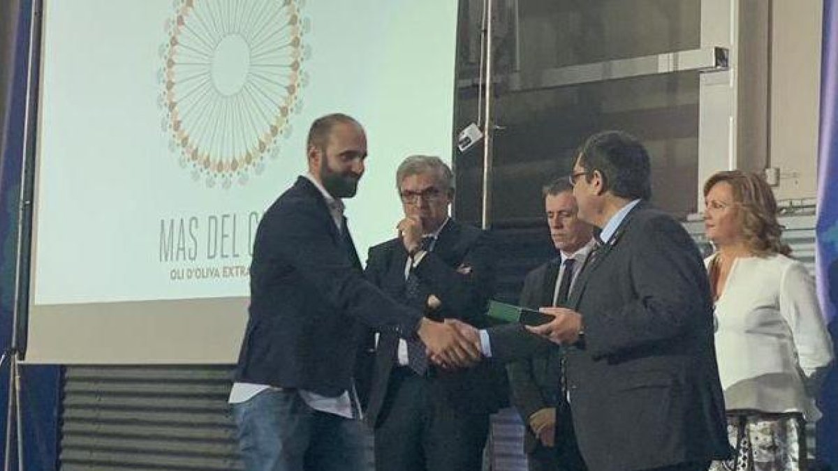 Moment de la recepció del guardó al millor emprenedor.