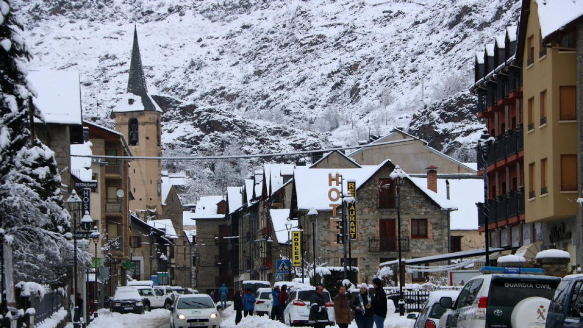 El Glòria arriba al Pirineu i deixa 2.000 abonats sense llum i fins a 80 cm de neu