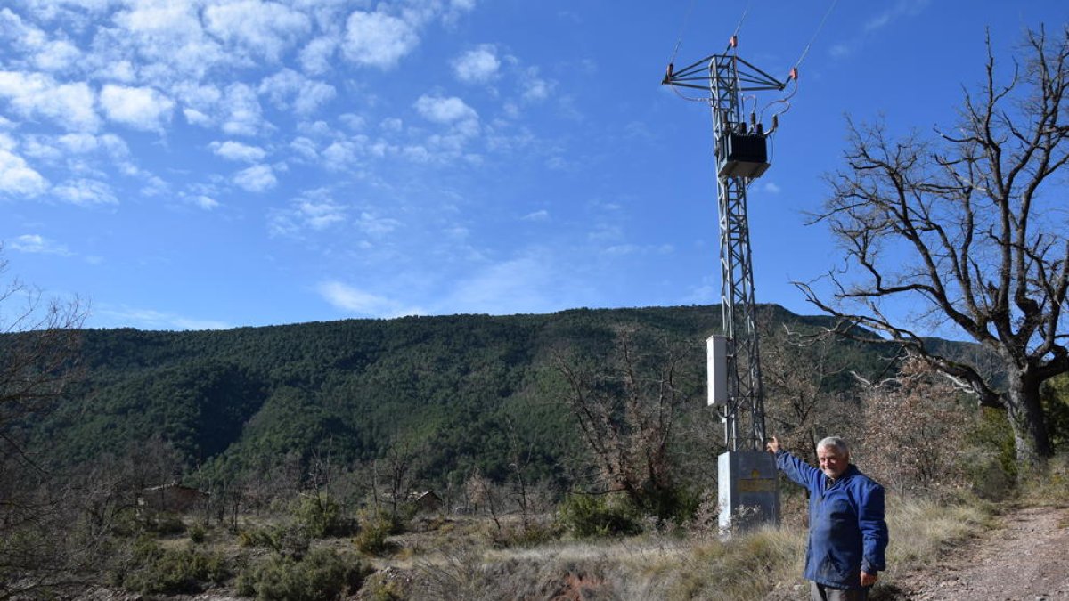 Una de les torres de la línia elèctrica inacabada.