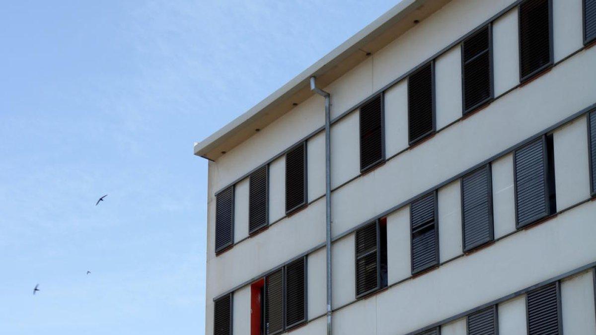 El bloque de pisos de Lleida donde se ha detectado un brote de coronavirus entre los vecinos.