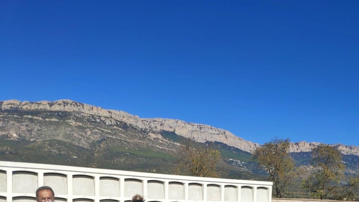 Representants de l’ajuntament davant del monòlit del cementiri.