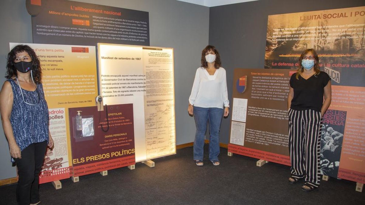 L’escenògrafa Alba Cuñé; l’alcaldessa, Alba Pijuan, i la directora del Museu de Cervera, Carme Bergés.