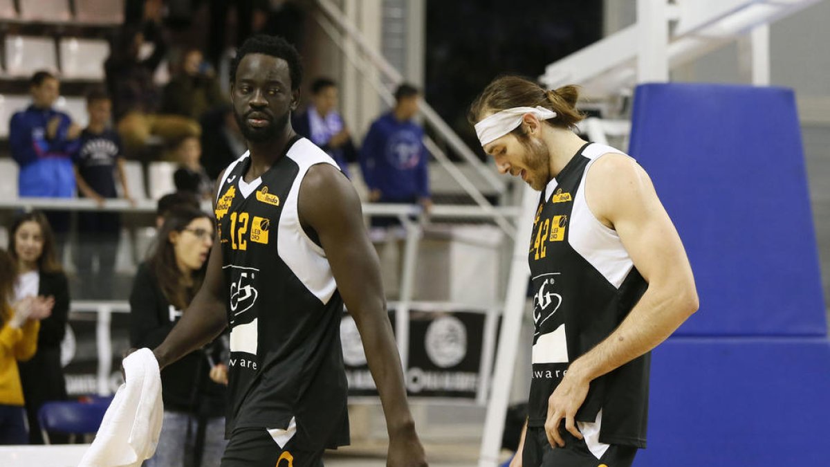 Eric Stutz y Ablaye Mbaye durante el partido en Alicante.