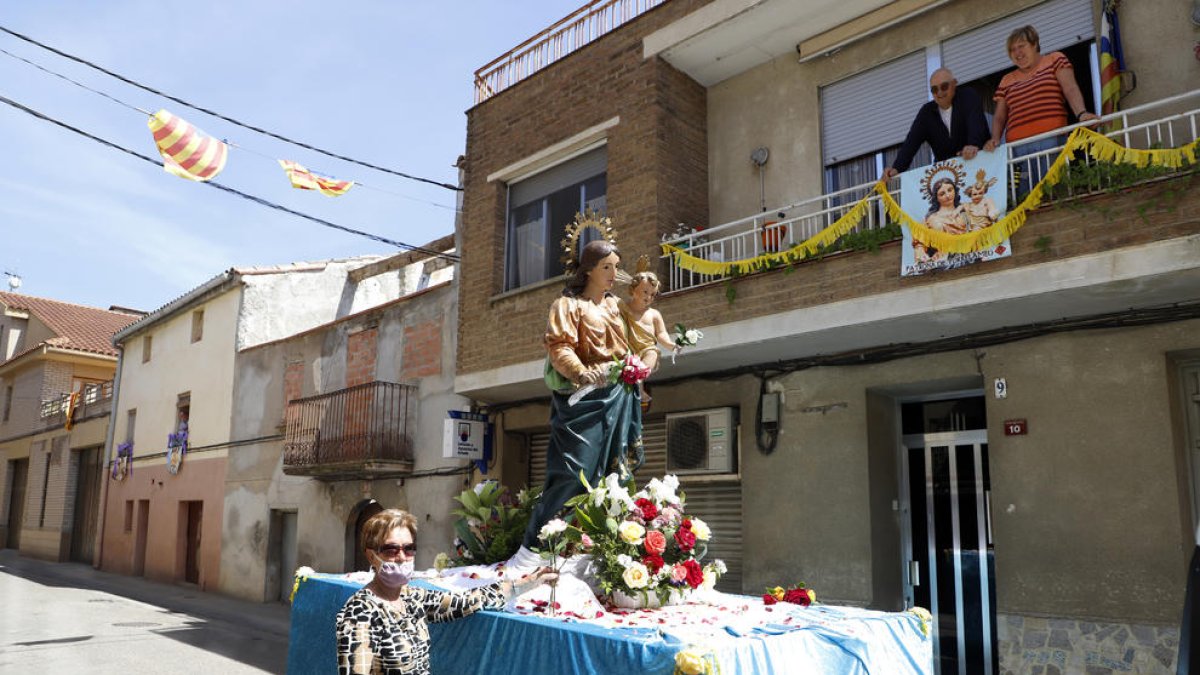 Los vecinos engalanaron sus balcones para dar realce a esta edición especial de la procesión de la Verge del Roser y a las fiestas.