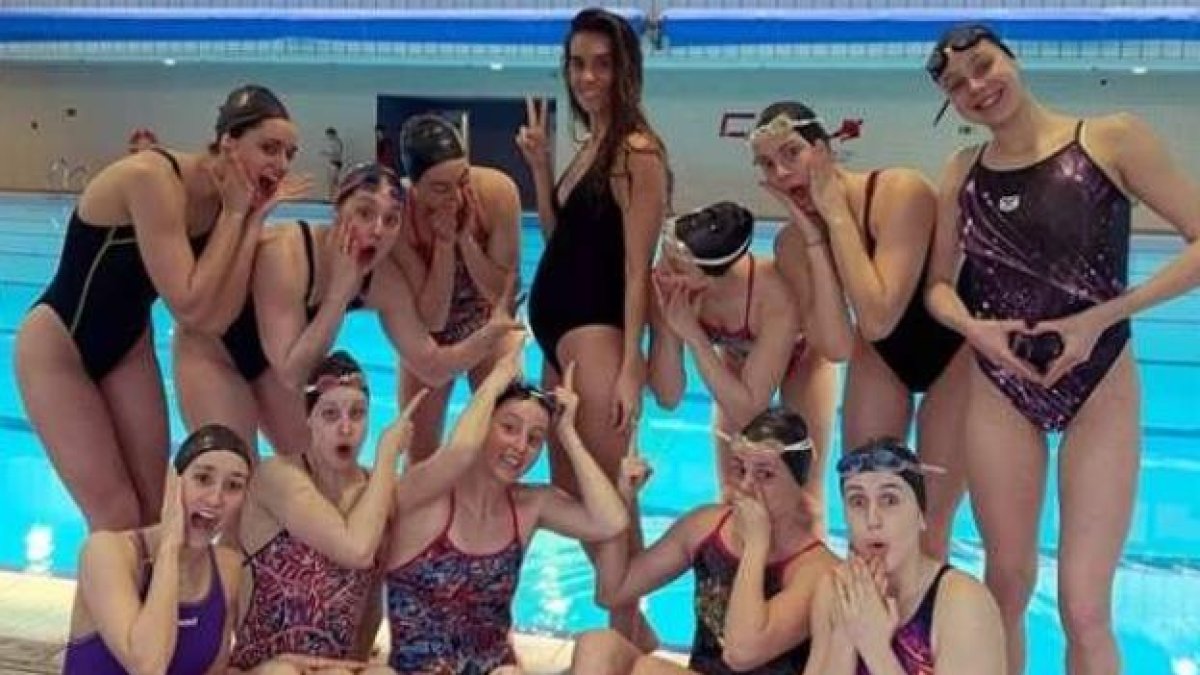 Ona anunció su embarazo junto a una foto con sus compañeras.