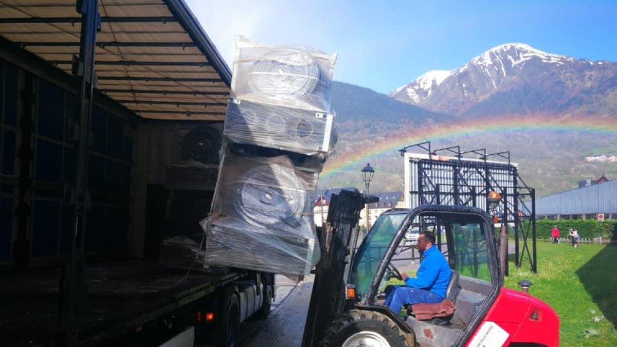 El montaje de la pista de hielo del Palai de Gèu de Vielha.