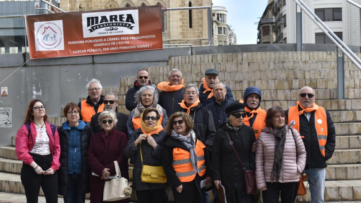 Asistentes a la asamblea de la Marea Pensionista de Lleida, ayer.