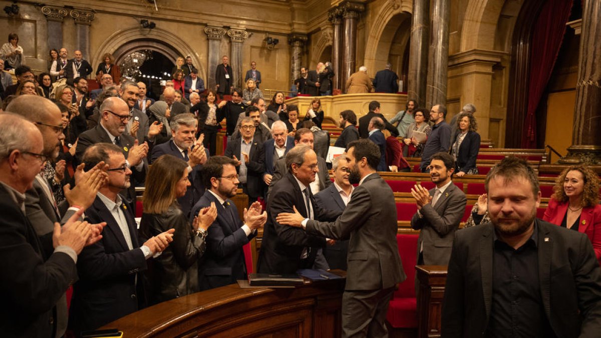 Torrent saluda el president Torra al terme de la sessió, amb el grup independentista dret, ahir.