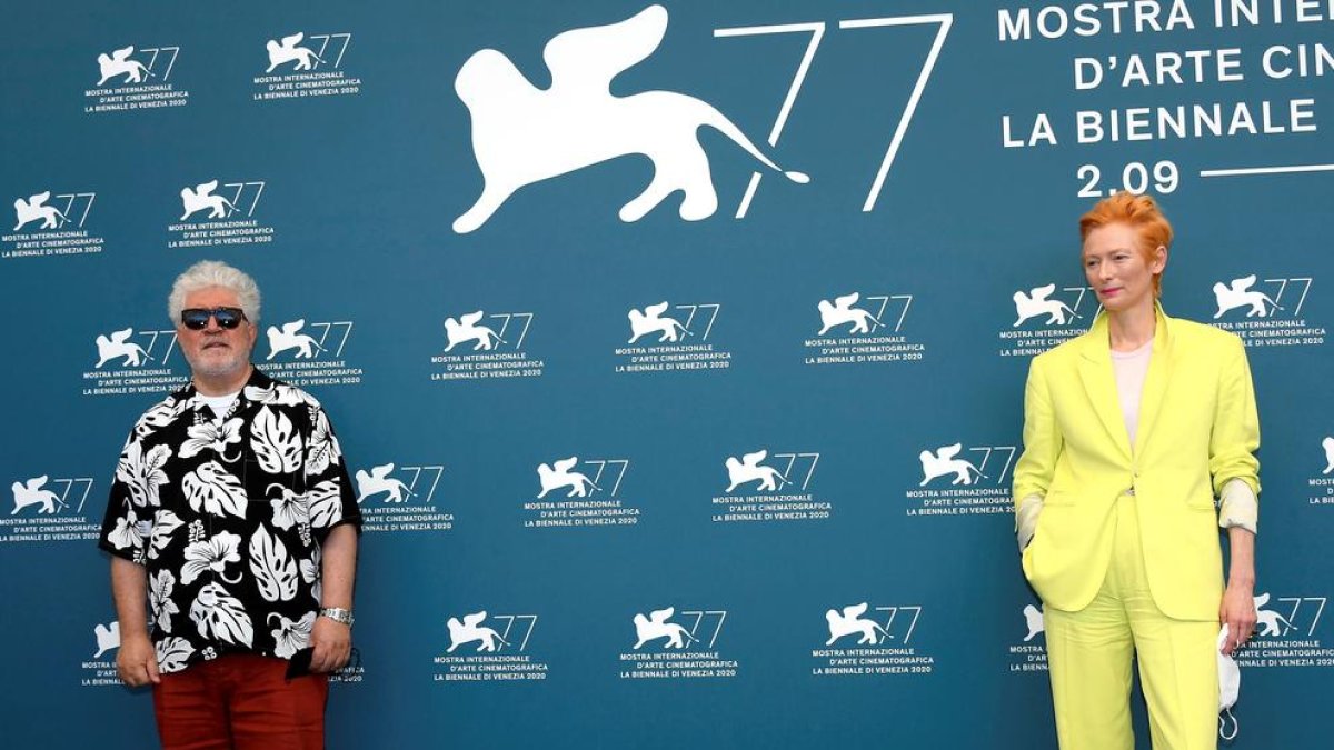 L’actriu Cate Blanchett, presidenta del jurat de Venècia, va ser la primera estrella dimecres de la Mostra, que ahir va rebre amb honors Almodóvar i Tilda Swinton.